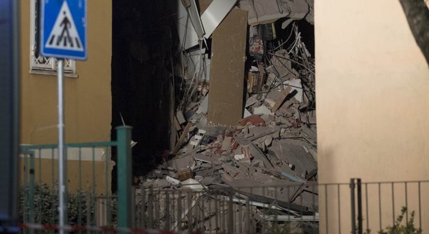 Roma, palazzo crollato a Ponte Milvio, «Niente posti per gli sfollati»: gli hotel dicono no al Comune