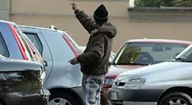 Napoli, parcheggiatori abusivi senza mascherina: denuncia, multa e ordine di allontanamento