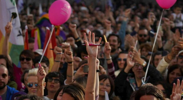 La protesta di Milano per i diritti delle famiglie arcobaleno
