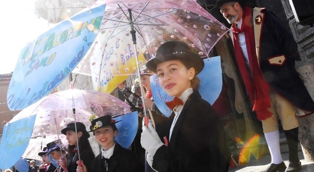 Una pioggia di colori sulle Marche: giorni di sfilate, carri e maschere