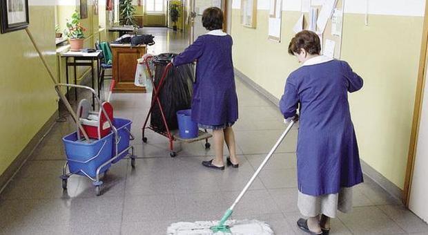 Scuola, il ritorno dei bidelli: 12mila assunti per le pulizie