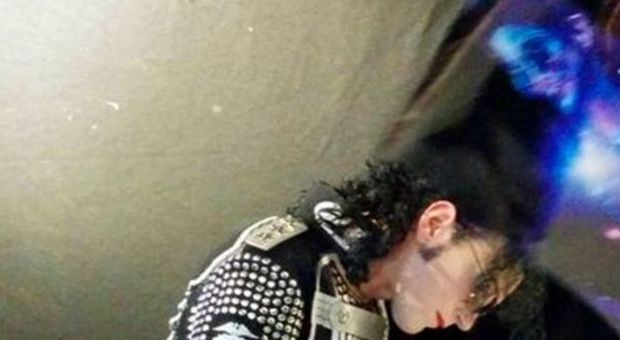 Il fantasma di Michael Jackson a fianco al suo sosia. La foto durante il concerto-tributo a Jacko