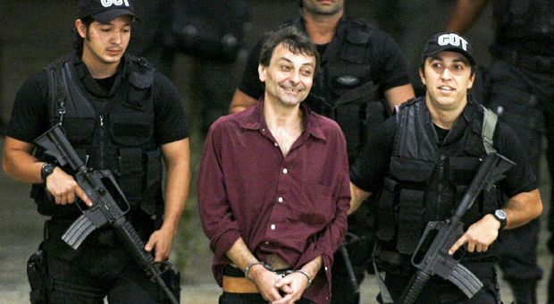 Cesare Battisti, dalla fuga in Francia al Brasile: una vicenda lunga 38 anni