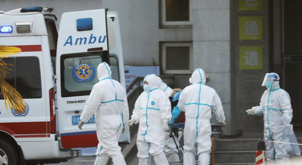 Virus cinese, le vittime salgono a sei: «Quasi 300 casi in totale». Negli ospedali 14 contagiati, è allarme