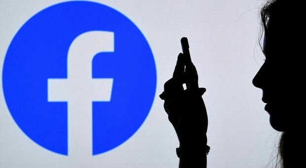 Facebook down dopo le rivelazioni della talpa: Zuckerberg sotto assedio, oggi audizione al Senato