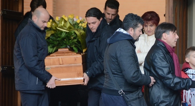 I funerali di Lidia Di Nicola, la donna trovata morta all'Annunziata