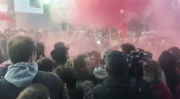 Parigi, studenti contro Le Pen, cariche della polizia a piazza della Bastiglia: due giovani feriti