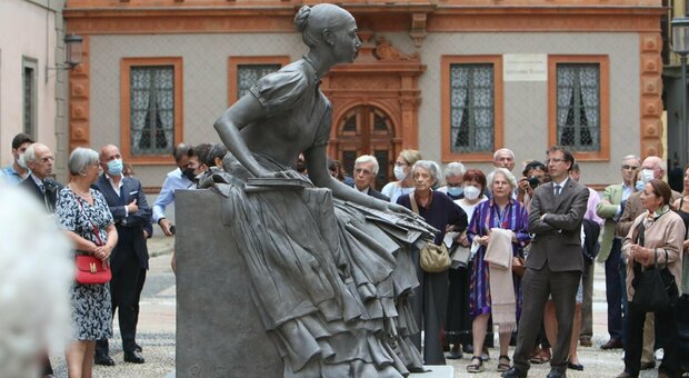 Milano, inaugurata la prima statua dedicata a una donna: chi è Cristina di Belgiojoso
