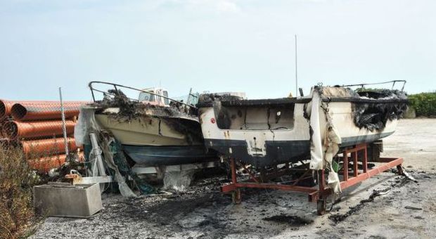 Fano, danno fuoco a due barche al porto Dismesse, erano il rifugio di senzatetto