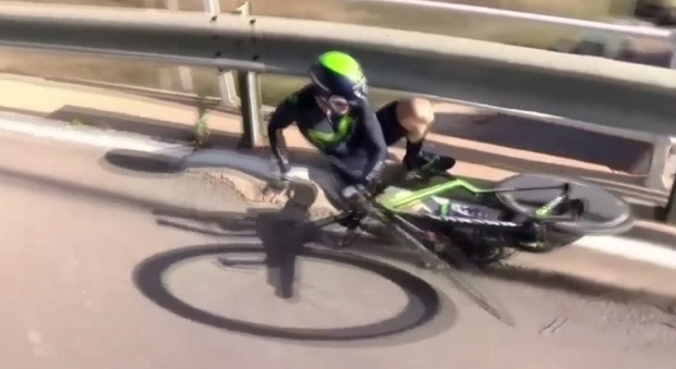 Giallo bici a motore alla Vuelta Valenciana: Izagirre cade ma la ruota continua a girare