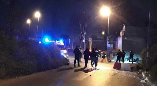 Napoli, rapina finisce nel sangue: auto sperona scooter, morti i due banditi