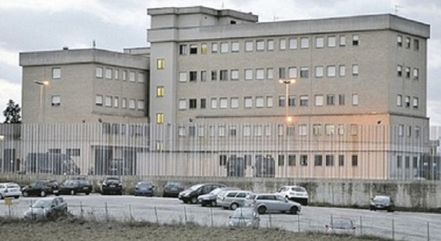 Carceri sovraffollate nelle Marche: «Un detenuto su due potrebbe stare fuori». Il garante Giulianelli: «Servono misure alternative»