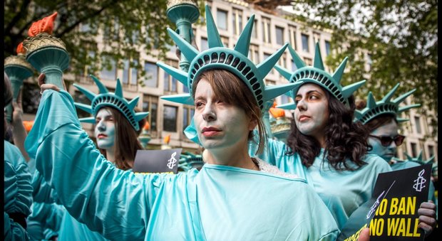 Amnesty contro Trump: all'ambasciata Usa a Londra vestiti da Statua della Libertà