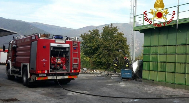 Paura ad Alano: pompieri spengono l'incendio in azienda