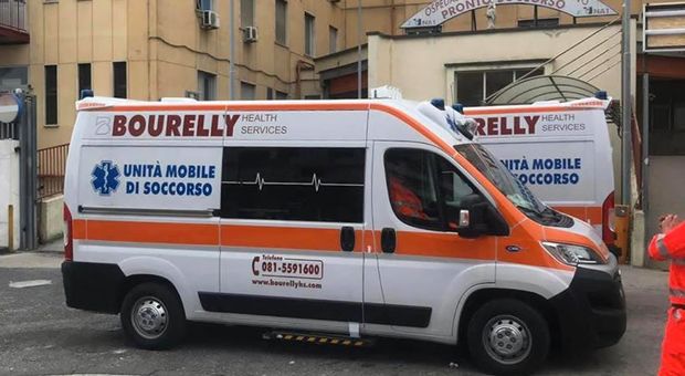 Napoli: «Quell'ospedale non mi piace». Calci e pugni all'ambulanza, poi una testata all'autista