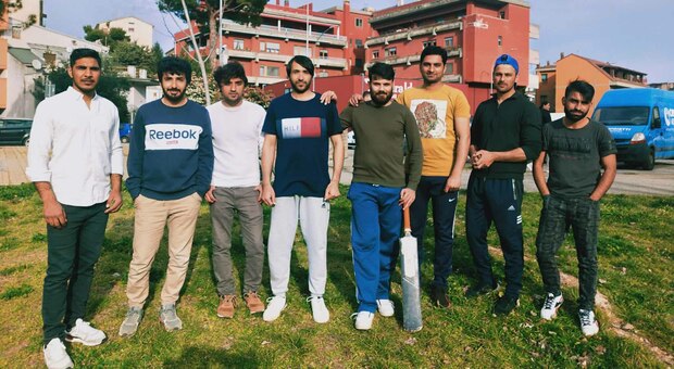 Mancano giocatori di cricket, l'appello degli studenti pakistani: «Venite al parco fluviale»