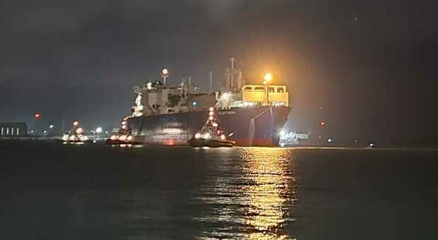 Piombino, si riparte dal rigassificatore: la nave Golar Tundra arriva in porto e resterà fino al 2026