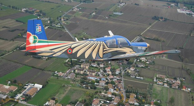 L'U208 dell'Aeronautica Militare in volo sui cieli di Assisi