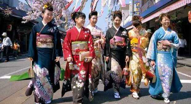 Un gruppo di donne giapponesi in kimono