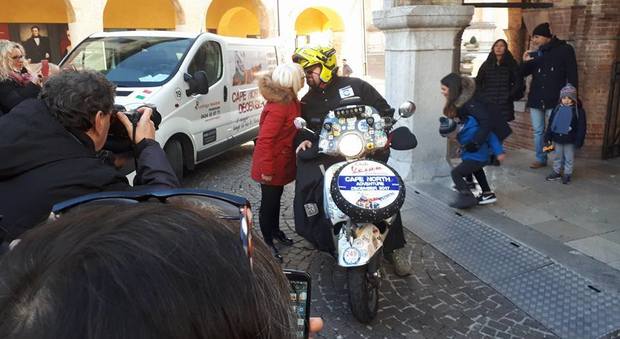 L'ultimo bacio alla moglie di Massimo Berlenga prima della partenza dalla Loggia del Municipio di Pordenone