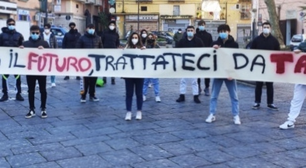 Castellammare, studenti in piazza: «Non torniamo a scuola senza sicurezza»