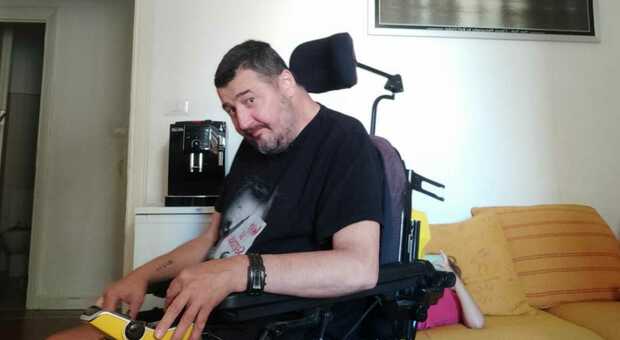 «L’Asl non ripara la sedia a rotelle», disabile bloccato in casa da un mese: la storia di un ex chef