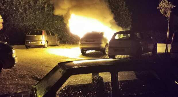 Auto in fiamme a Salerno, due uomini denunciati