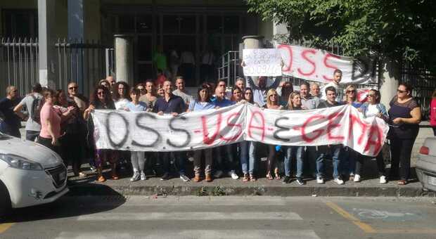Napoli, la protesta dei precari della sanità: «Abbiamo vinto il concorso, ora assumeteci»