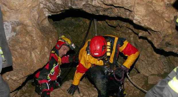 Allarme per una giovane speleologa ferita nella grotta del Monte Cucco