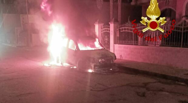 Salento, ancora un'auto incendiata: in fiamme la vettura di proprietà di un idraulico