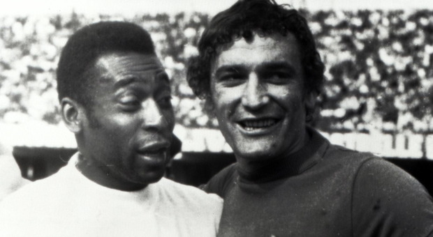 Gigi Riva morto, un anno fa l'ultima l'intervista: «Troppi stranieri nel nostro calcio. Il mio maestro? Pelé, il più grande di tutti»