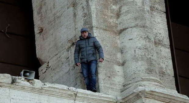 Roma, si arrampica sul Colosseo e minaccia di buttarsi