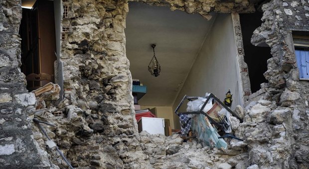 Terremoto, Pinotti: «Pronti altri 500 militari anti-sciacalli»