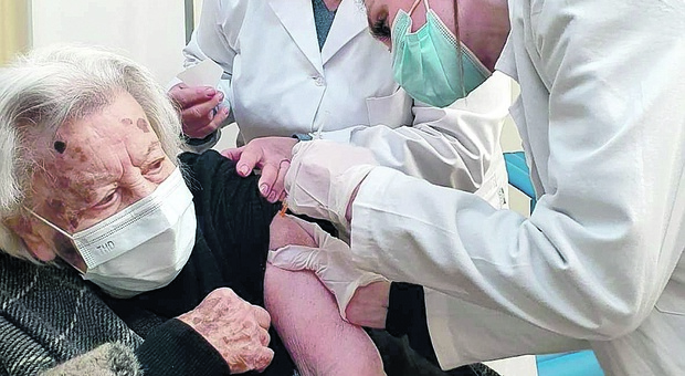 Troppi nonni senza vaccino in Campania, l’Asl: 22mila mai prenotati