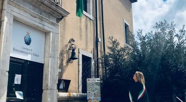 Il Sindaco di Roccasecca Barbara Petroni rende omaggio al Palazzo Massimo, sede ora del Municipio.