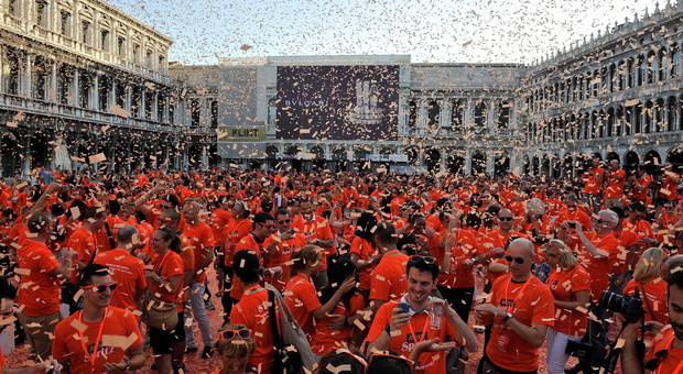 Aperol festeggia i 100 anni con un mega concerto pop in piazza San Marco, presenta Cattelan /Il programma