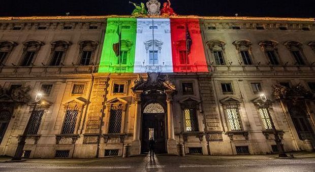 Acea, facciata del palazzo della Consulta illuminata col tricolore