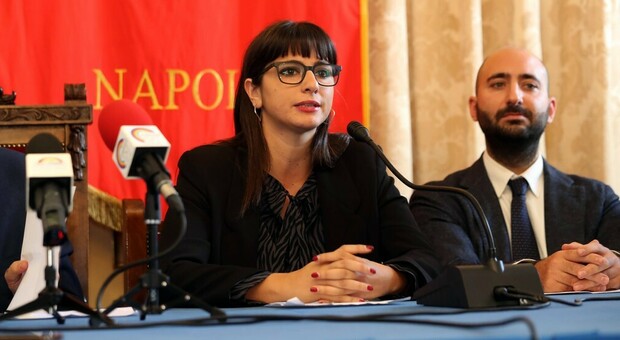 Napoli, denunciata l'assessore De Majo: «Ma erano solo botti di Capodanno dimenticati in un cassetto»