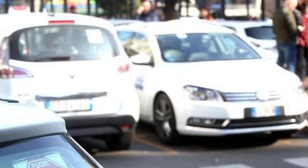 Milano, tassista investe un anziano: finge di aiutarlo, ma poi lo abbandona per strada