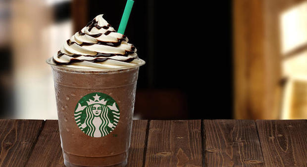 Starbucks più ecologica: addio alle cannucce e sovrapprezzo per i bicchieri "usa e getta"