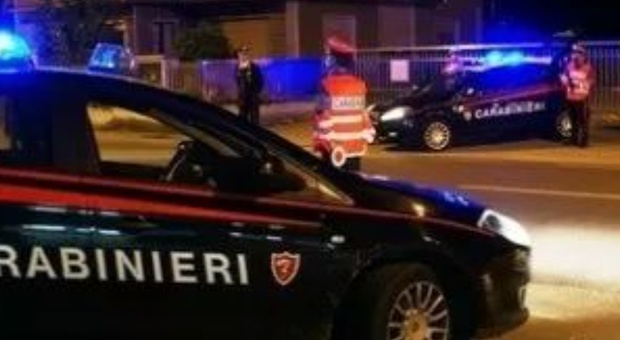 Accoltella il compagno in casa e aggredisce i carabinieri: 35enne arrestata