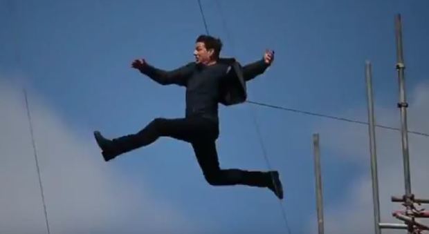 Mission Impossible 6, il salto finisce male: infortunio per Tom Cruise