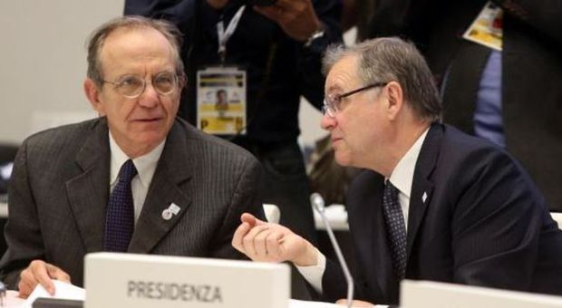 Il ministro Padoan con il governatore della Banca d'Italia Visco