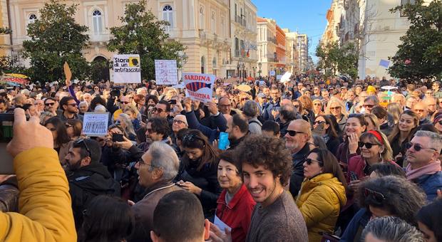 Le sardine sbarcano a Taranto «anti-Salvini, ma non siamo un partito»
