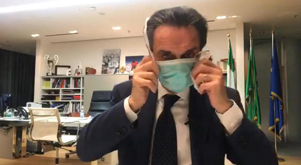 immagine Coronavirus, Attilio Fontana negativo ma in isolamento: le foto con la mascherina