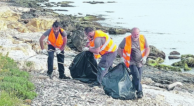 Parte il servizio di pulizia spiagge: 12 operatori per Pane e Pomodoro, via i rifiuti