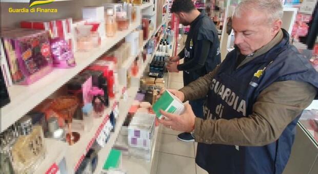 Cosmetici e giocattoli non sicuri: blitz della Finanza in due negozi