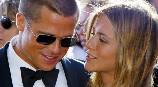 Jennifer Aniston divorzia: "Lei e Brad Pitt si sentono regolarmente"