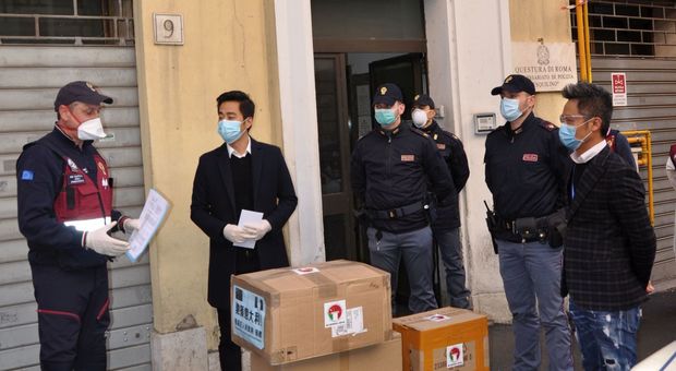 Giovani cinesi donano 3500 mascherine alla Questura e all'Anps