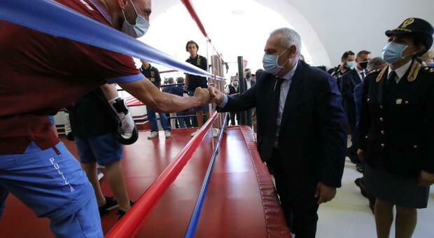 Napoli, il capo della polizia inaugura il ring alla Sanità: «Sport per educare i giovani»